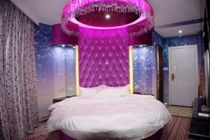 A bedroom with a bed, a circular ceiling light, and a door. - 100 Inn Liangpin Hotel (Shanghai Waigaoqiao Gongcheng Road Subway Station) (Shanghai)