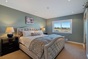 5 bedrooms, desk, travel crib, WiFi