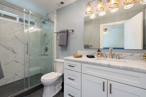 Shower, hair dryer, towels, soap - Boots & Barrels Ranch-2 master bedrooms,2 add'l bedrooms,3 baths, views, firepit (Paso Robles)