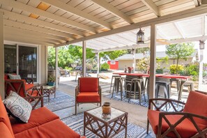 Outdoor dining - Boots & Barrels Ranch-2 master bedrooms,2 add'l bedrooms,3 baths, views, firepit (Paso Robles)