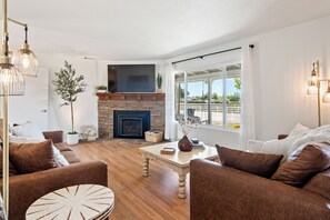 Smart TV, fireplace, video games - Boots & Barrels Ranch-2 master bedrooms,2 add'l bedrooms,3 baths, views, firepit (Paso Robles)