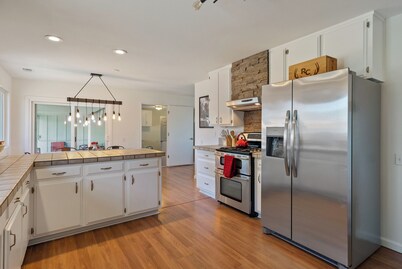 Boots & Barrels Ranch-2 master bedrooms,2 add'l bedrooms,3 baths, views, firepit