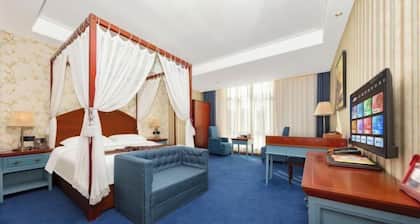 Pingliang Xida Holiday Hotel (South Gate Night Market Liuhu Park)