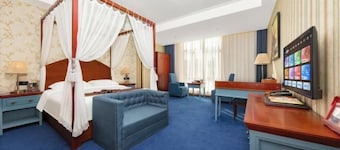 Pingliang Xida Holiday Hotel (South Gate Night Market Liuhu Park)