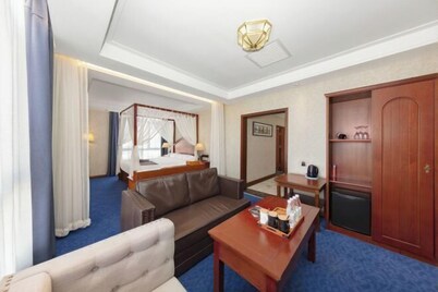 Pingliang Xida Holiday Hotel (South Gate Night Market Liuhu Park)