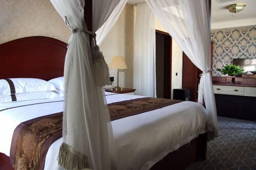 Pingliang Xida Holiday Hotel (South Gate Night Market Liuhu Park)