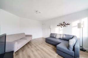 TV - 2BR-Sleeps6-Parking-Garden-NearLondon (Middlesex)