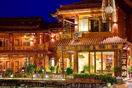 Exterior. Sansheng Garden Inn (Puzhehei Xianrendong Shop)
