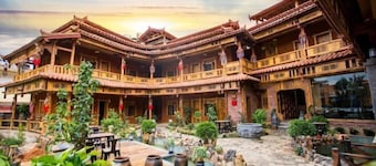Sansheng Garden Inn (Puzhehei Xianrendong Shop)