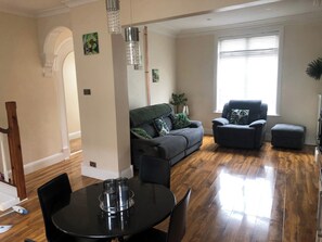 TV - Darlington Delight - Spacious 3 Bedroom House (Darlington)