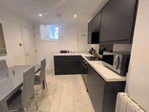 Een koelkast, een microgolfoven, een oven, een kookplaat