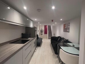 Interior - Family Friendly Apt - Sleeps 6 - Station Close (Road Tunbridge Wells)