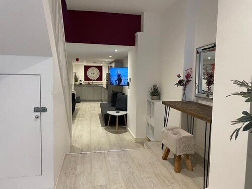 Family Friendly Apt - Sleeps 6 - Station Close