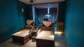 A room with a sofa set, a small table, and a trash bin. - Kunxing Century Hotel (Lotus Plaza) (Lianhua)
