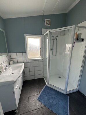 Dusche, Haartrockner, Handtücher, Seife