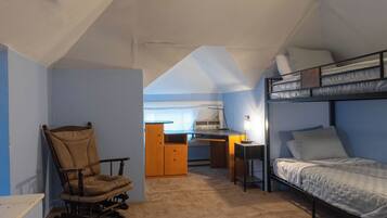 5 dormitorios, escritorio, tabla de planchar con plancha y cuna de viaje