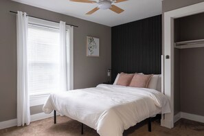 5 chambres, bureau, fer et planche à repasser, lit parapluie