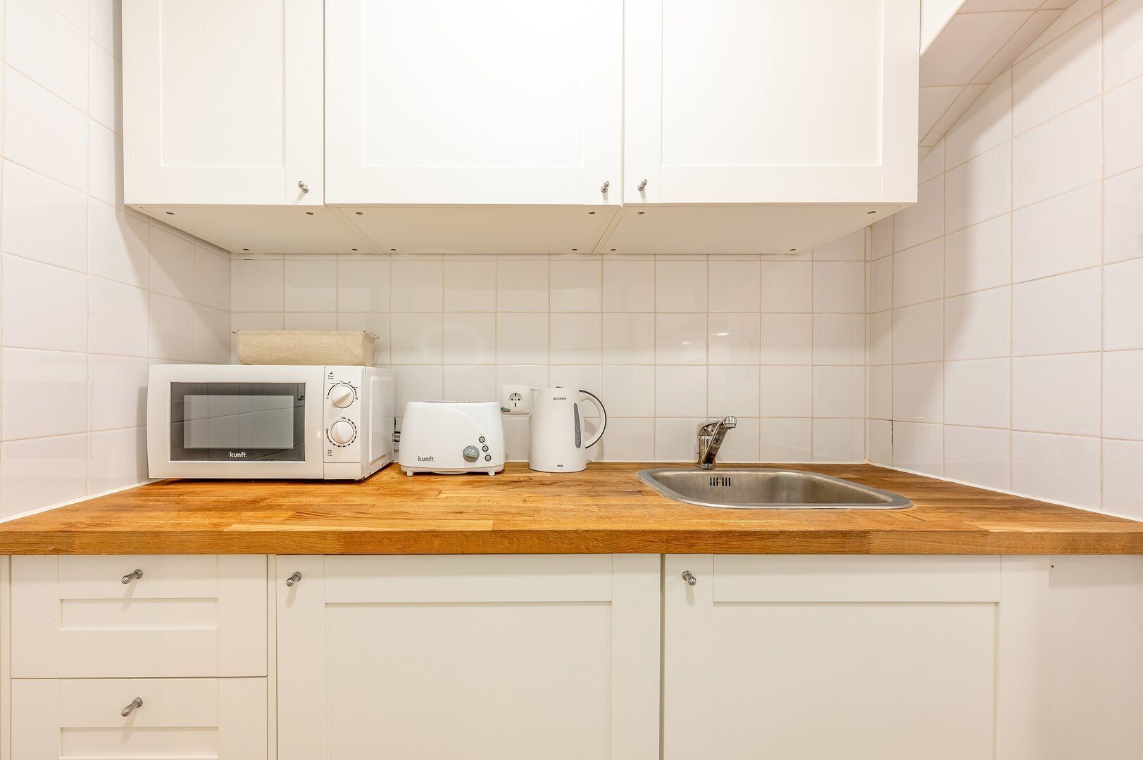 Fridge, microwave, oven, coffee/tea maker