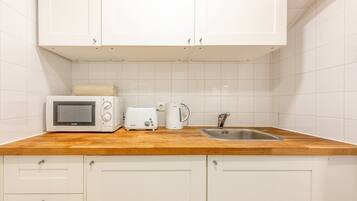 Fridge, microwave, oven, coffee/tea maker