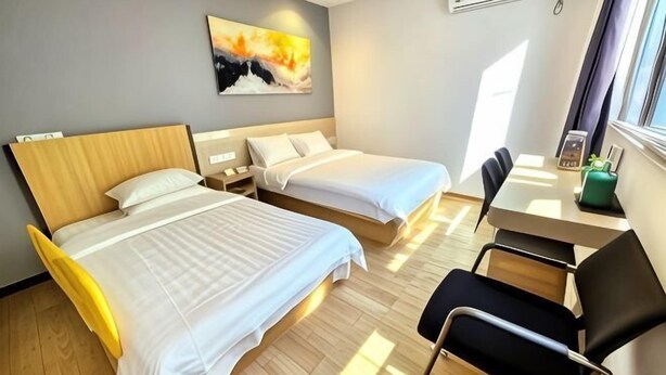 A hotel room with two beds, a desk, a chair, and a window. - Hi Inn (Shanghai Jinshan Zhujing Jinlong New Street) (Shanghai)