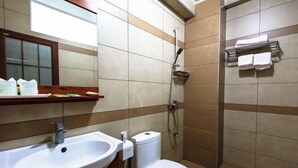 A bathroom with a sink, toilet, and shower. - Riyuehe Hostel (Beihai)