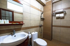 A bathroom with a sink, toilet, and shower. - Riyuehe Hostel (Beihai)