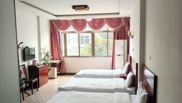 A hotel room with two beds, a desk with a chair, a television, and a window with curtains. - Honghelou Hotel, Wuhu (Wuhu)