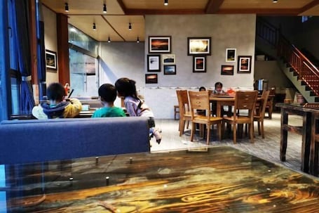 Restaurante. Xiaoluo Ha'ni Titian Sheying Zhijia Hostel