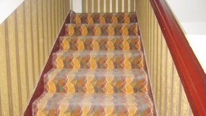 A staircase with patterned carpet and wooden handrails. - Shanghai Xinyao Hotel (Minhang Jiangchuan Road Subway Station Branch) (Shanghai)