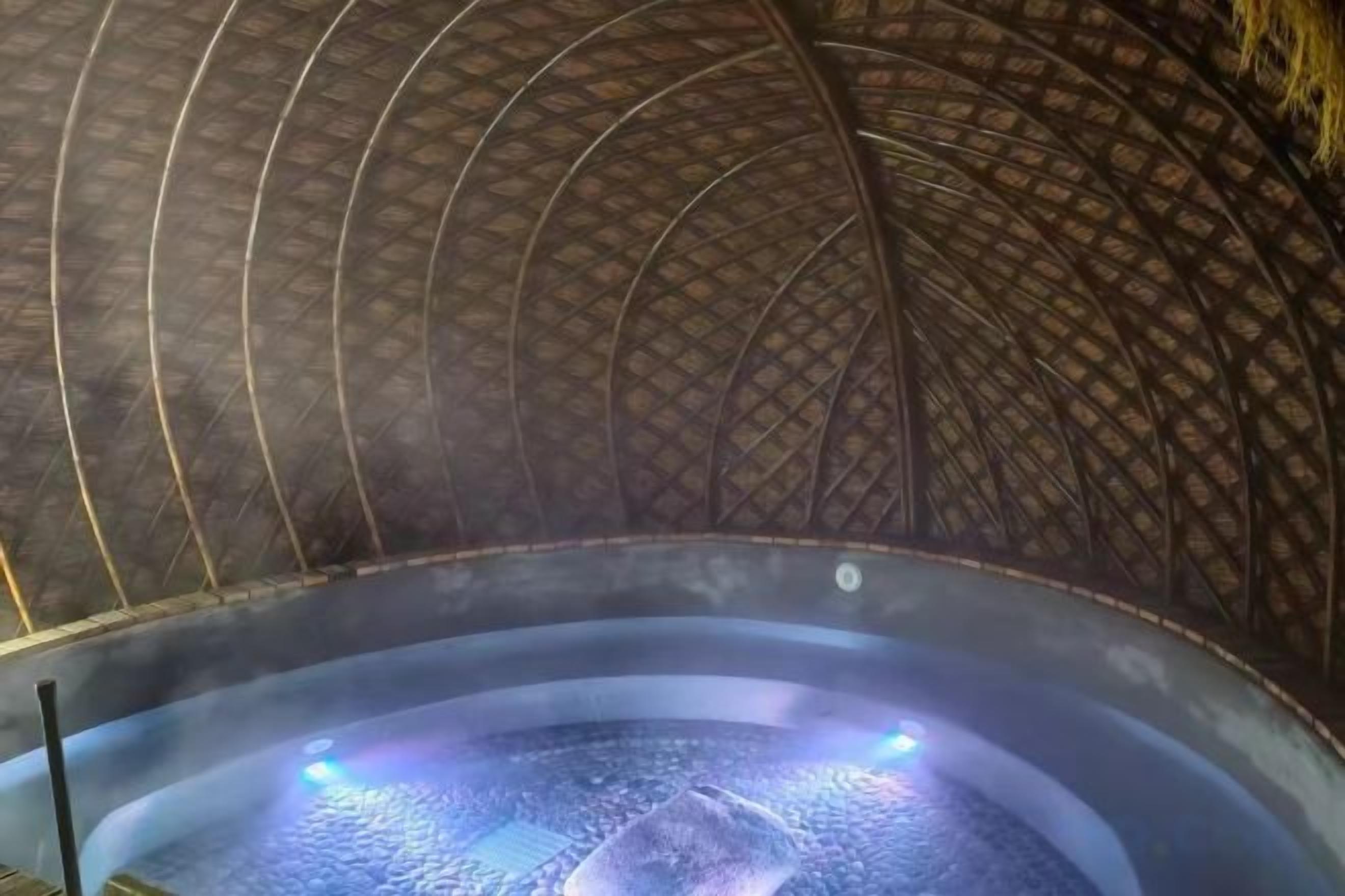 Un jacuzzi con techo curvo y salida de vapor.