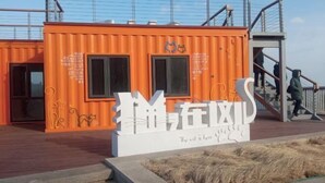 A building with a sign that reads 'Mingxi' and a staircase leading to an upper level. - Weihai Shanhai Boutique Homestay (Weihai)