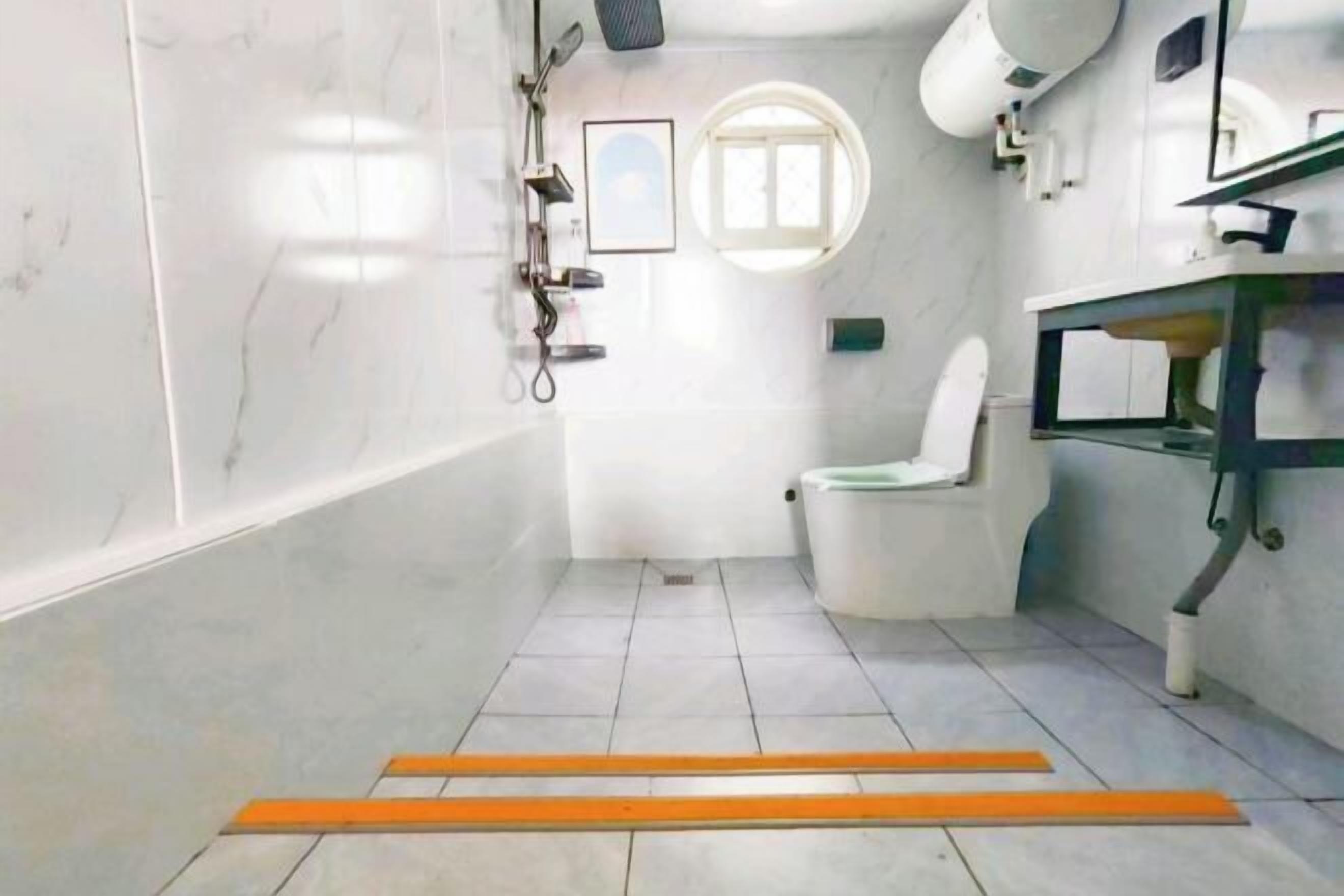 Un bagno con il water, un lavandino e una doccia.