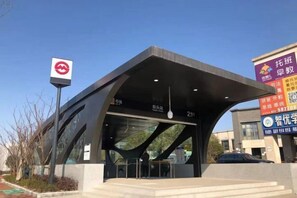 En modern byggnad med en unik arkitektonisk design, utmärkt av ett framträdande utskjutande tak och en fasad av glas.