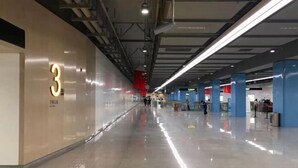 A spacious corridor with a prominent number '3' sign on a wall, indicating a section or level. - Easy Go Inn (Shanghai Hangtou Hunan Highway Store) (Shanghai)
