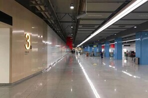 En rymlig korridor med en tydlig siffra, ”3”, som sitter på en vägg och markerar en sektion eller ett våningsplan.