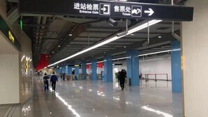 A spacious indoor area with a clear path leading to an entrance gate and ticket office. - Easy Go Inn (Shanghai Hangtou Hunan Highway Store) (Shanghai)