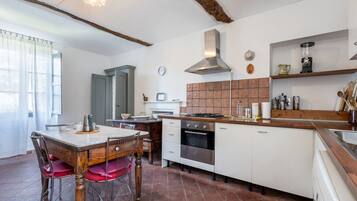 Refrigerador, horno, lavavajillas y utensilios de cocina