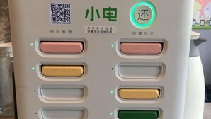 Un panneau de commande doté de plusieurs boutons portant l’inscription « SCAN » et d’un code QR.