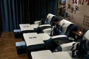 A room with multiple massage therapy tables arranged in a row. - Qingya Hotel (Jiaxing Wangdian) (Jiaxing)
