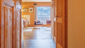 En trægang, der fører til en balkon med udsigt til træer.