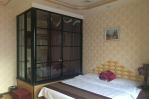 Una camera da letto con un letto, un armadio e un quadro appeso al muro.