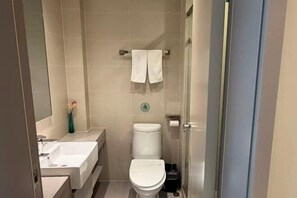 A modern bathroom with a toilet, sink, and glass shower enclosure. - Homeinn Selected Hotel (Chuzhou Mingguang Mingzhu Avenue Zhengyuan Plaza) (Mingguang)