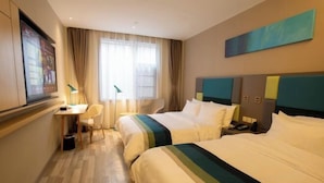 A hotel room with two beds, a desk, a chair, and a TV. - Homeinn Selected Hotel (Chuzhou Mingguang Mingzhu Avenue Zhengyuan Plaza) (Mingguang)