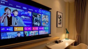 A flat-screen TV mounted on a wall displaying various entertainment options. - Homeinn Selected Hotel (Chuzhou Mingguang Mingzhu Avenue Zhengyuan Plaza) (Mingguang)