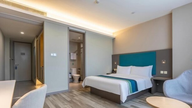 A modern hotel room with a bed, a desk, a chair, and a small table. - Homeinn Selected Hotel (Chuzhou Mingguang Mingzhu Avenue Zhengyuan Plaza) (Mingguang)