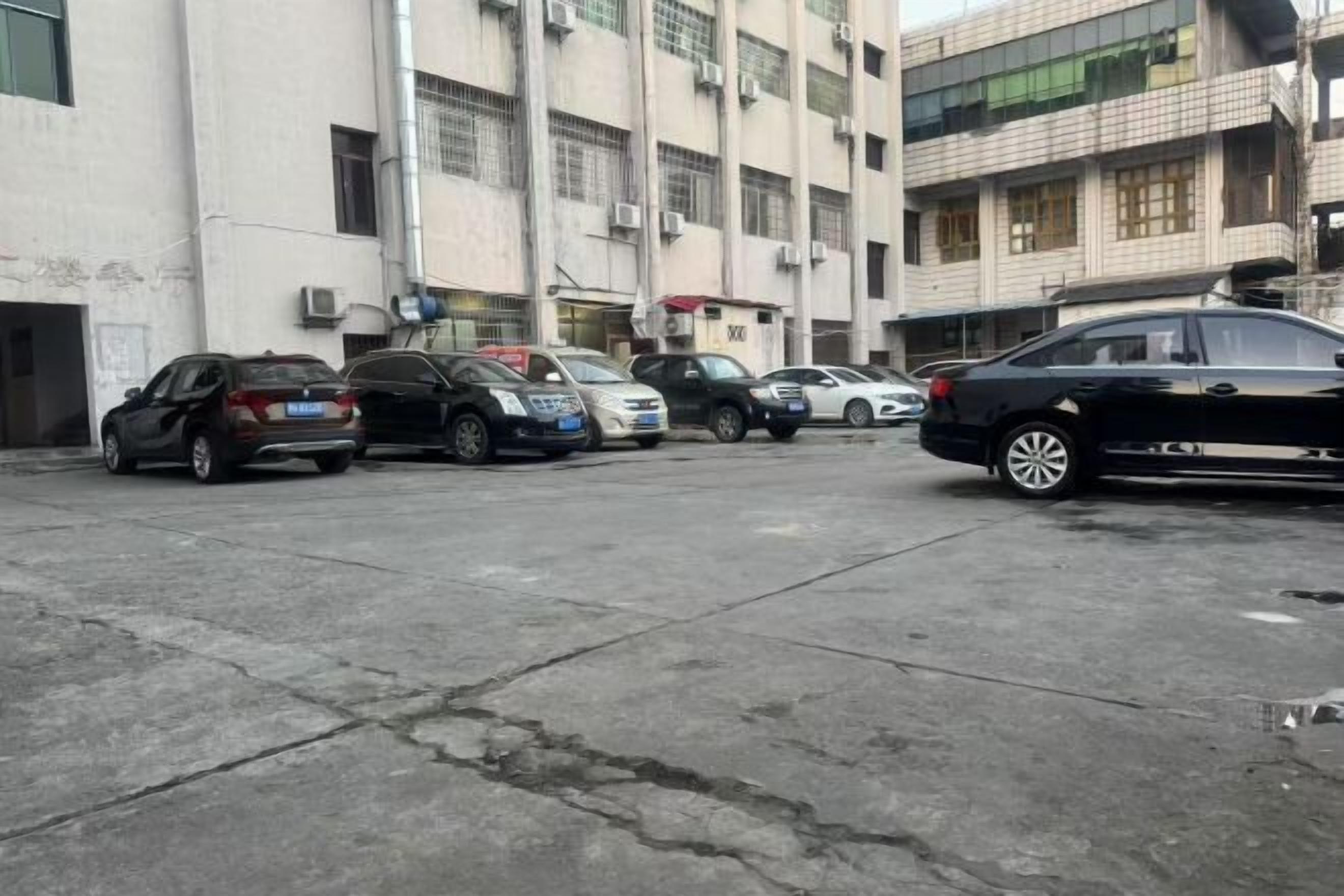 موقف سيارات (بتكلفة إضافية)