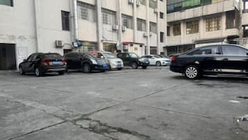 موقف سيارات (بتكلفة إضافية)