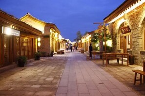Outdoor dining - Old Yan'an Cave Dwelling Hotel (Yan'an)