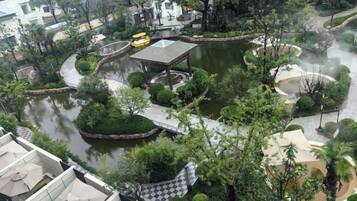 Ein angelegter Garten mit Teich, Wegen und einem Pavillon.
