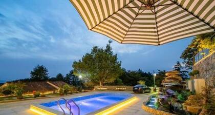Jiuhuashan Huxiangge Homestay (Meat Body Palace Branch)